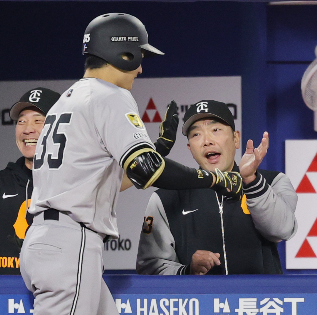 DeNA対巨人　7回表巨人無死、右越え本塁打を放った泉口を迎える巨人阿部監督（撮影・野上伸悟）