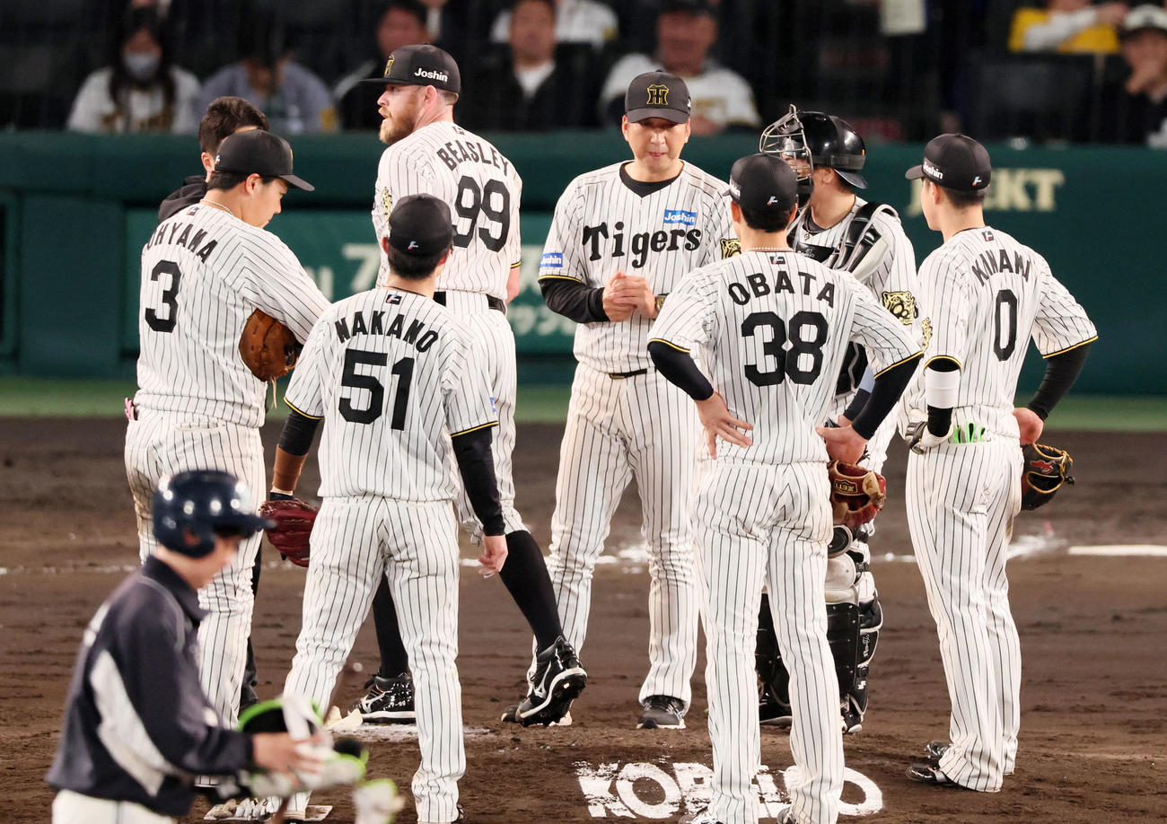 阪神対ヤクルト　6回表ヤクルト無死二、三塁、ビーズリーに降板を告げた藤川監督（撮影・加藤哉）
