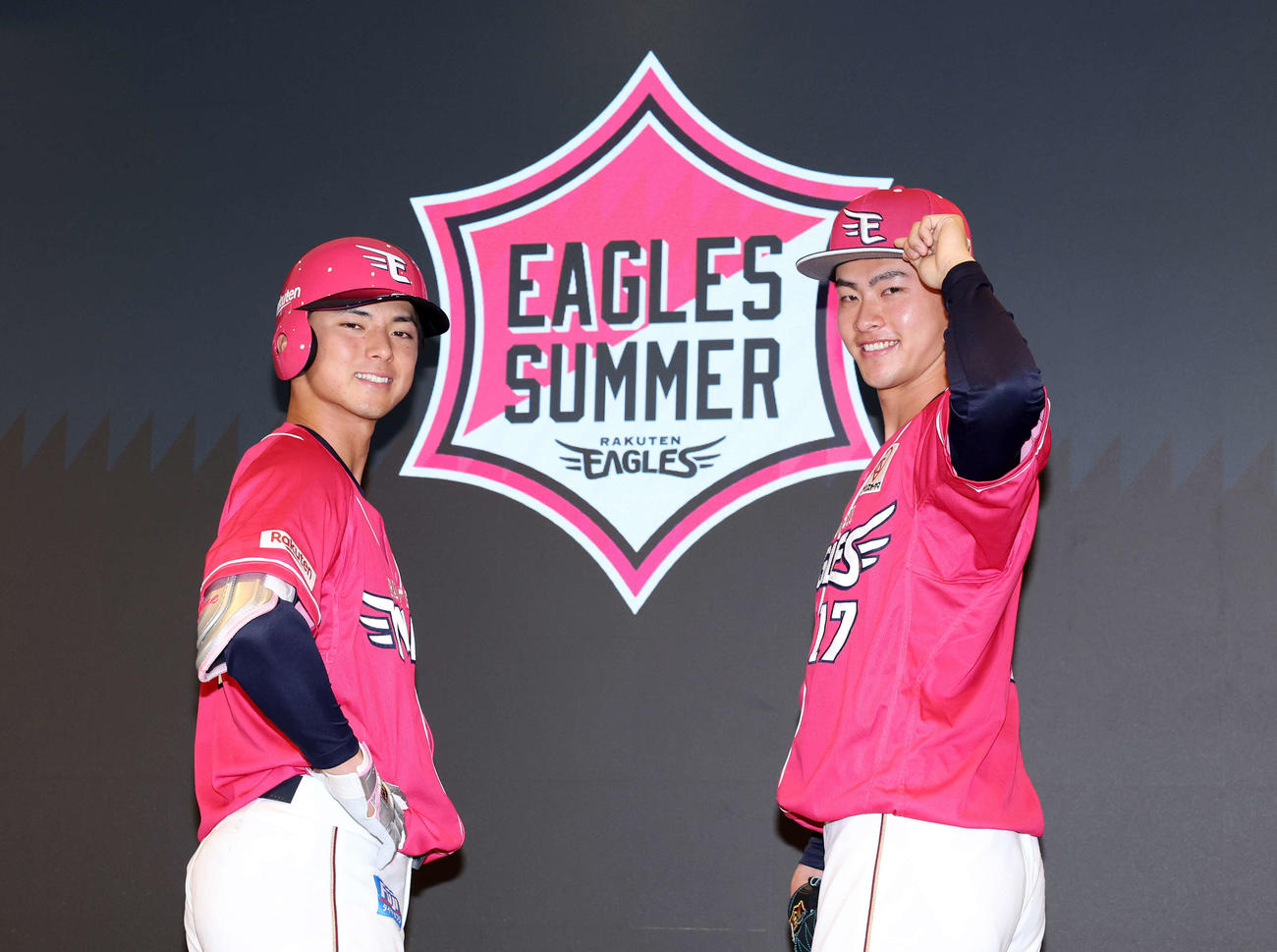 「EAGLES SUMMER」ユニホームを披露した楽天宗山（左）と古謝（撮影・鈴木正人）
