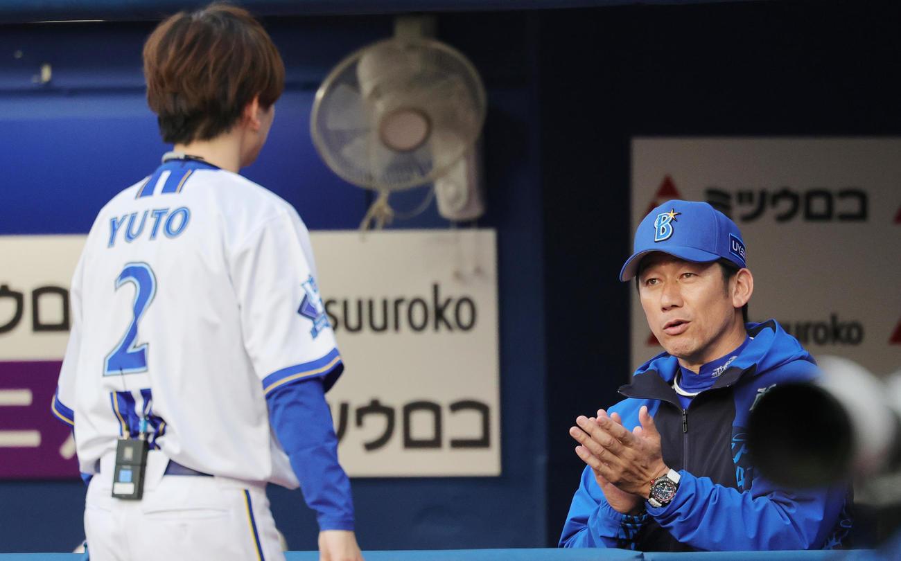 DeNA対巨人　セレモニアルピッチを終えDeNA三浦監督（右）に拍手される高橋優斗（撮影・野上伸悟）