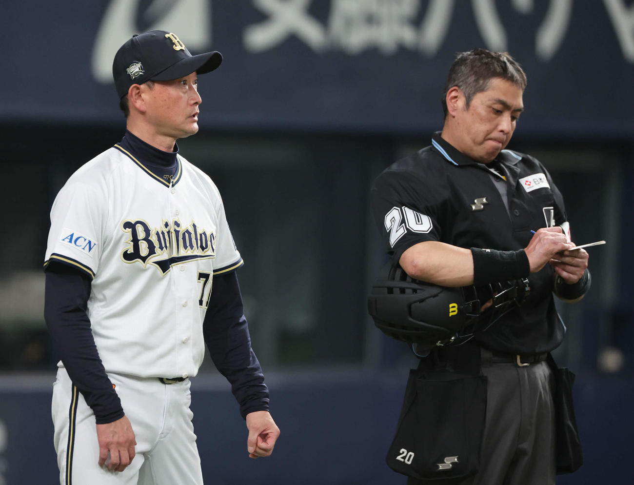 オリックス対ソフトバンク　6回の攻撃を終え、オリックス岸田監督は選手交代を告げる（撮影・西尾就之）