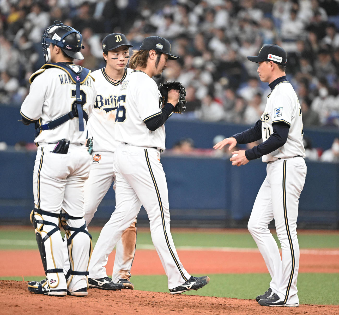 オリックス対ソフトバンク　8回途中で降板する博志、右はオリックス岸田監督（撮影・和賀正仁）