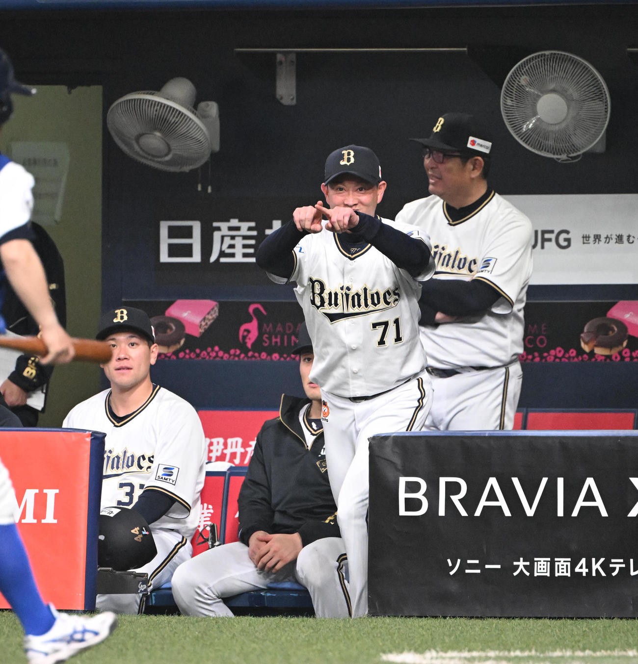 オリックス対ソフトバンク　3回表ソフトバンク無死一塁、周東の一塁セーフをめぐりリクエストするオリックス岸田監督（撮影・和賀正仁）