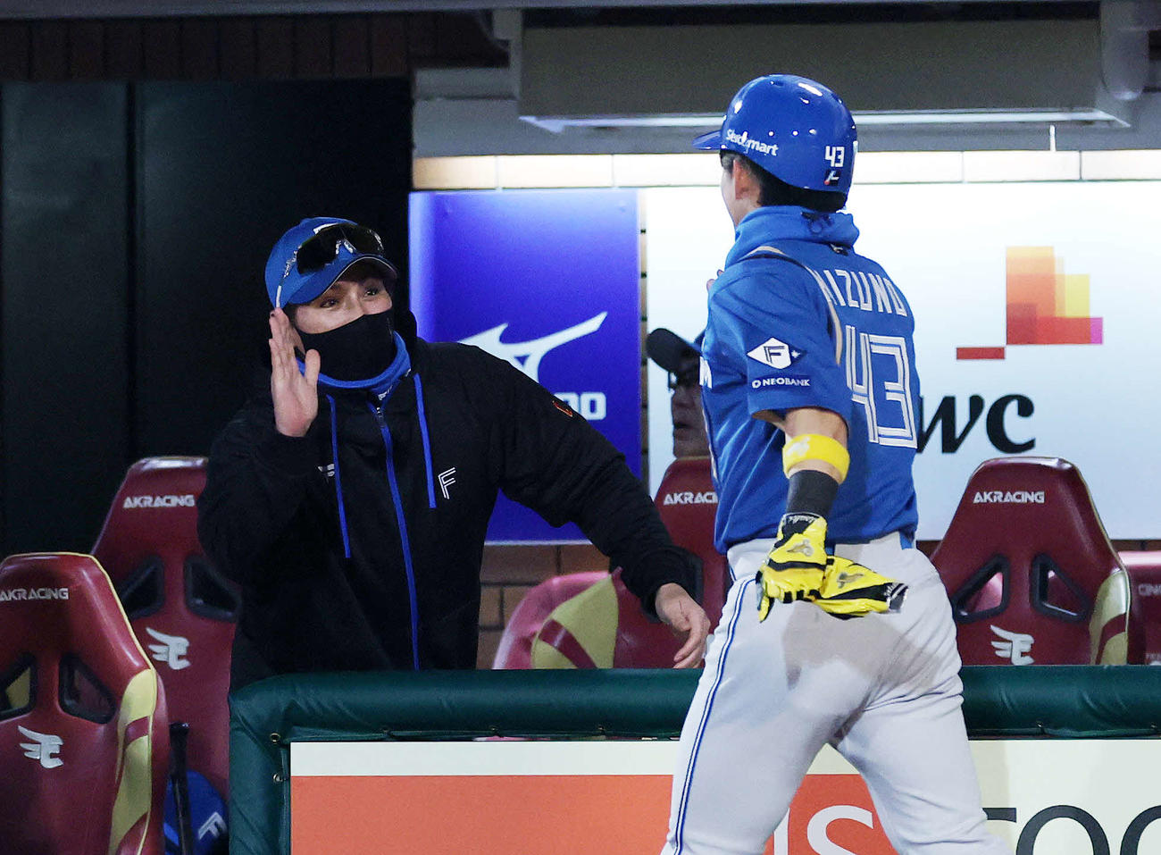 楽天対日本ハム　8回表日本ハム2死三塁、レイエスの左前適時打で水野（右）が生還しベンチで迎える新庄監督（撮影・鈴木正人）　