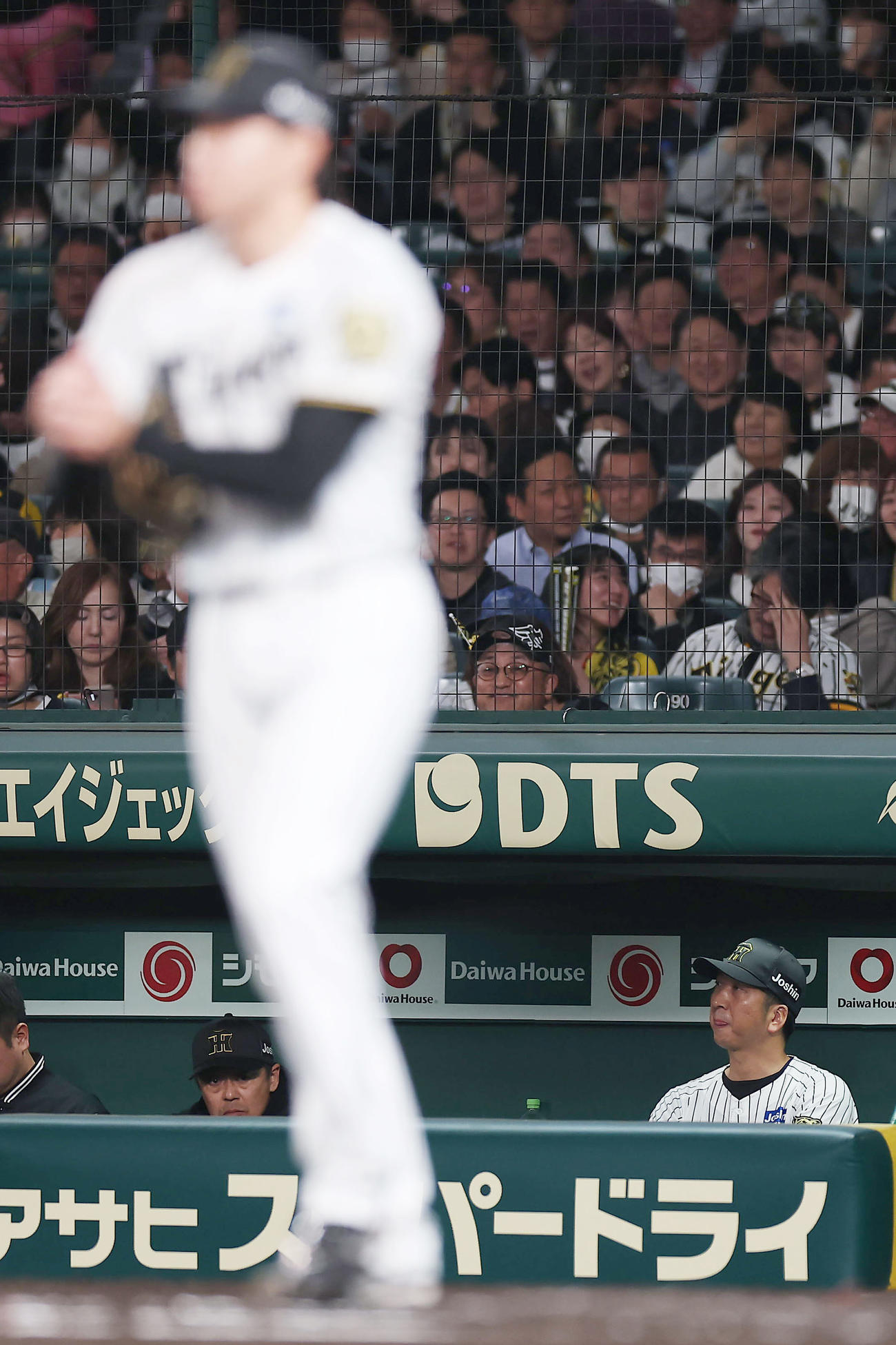 阪神対ヤクルト　6回表ヤクルト1死一、三塁、工藤（手前）の暴投で失点し、厳しい表情を見せる藤川監督（撮影・前田充）
