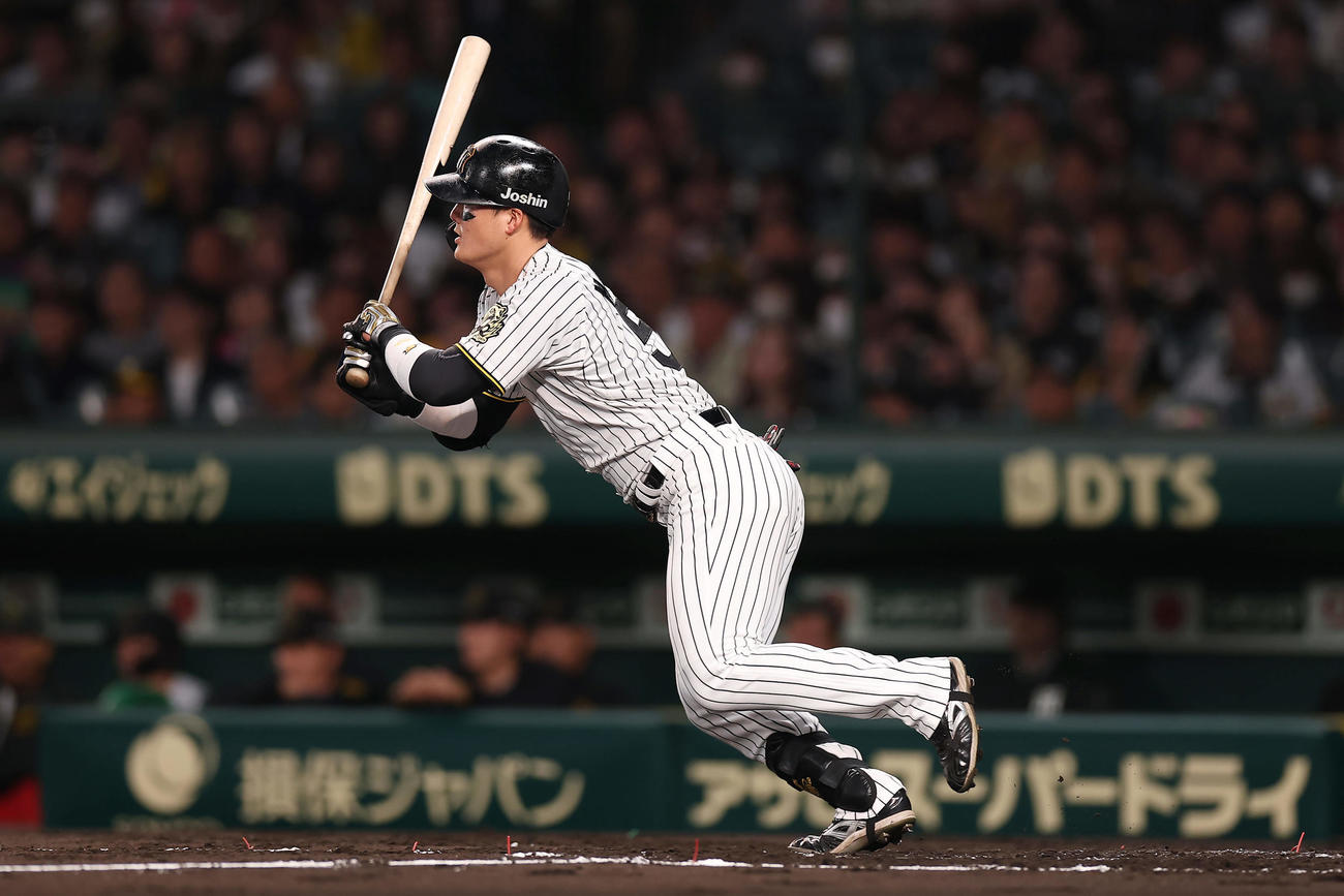阪神対ヤクルト　2回裏阪神無死一塁、右前打を放つ前川（撮影・前田充）
