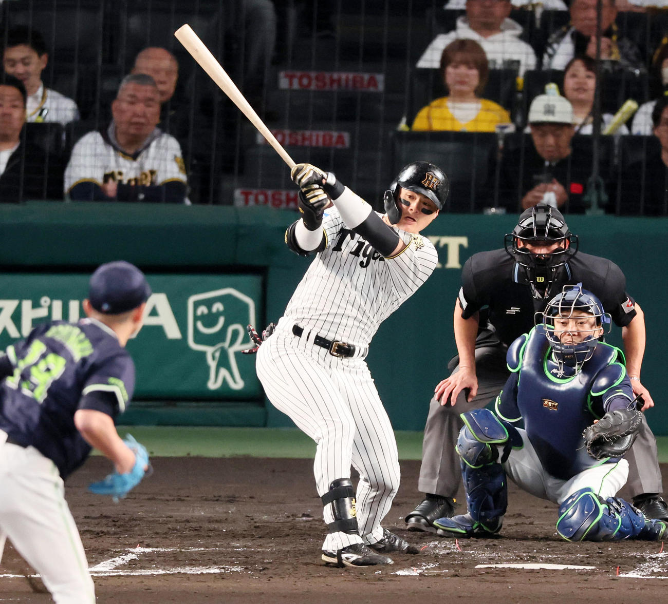 阪神対ヤクルト　2回裏阪神無死一塁、前川は右前打を放つ。投手石川（撮影・加藤哉）