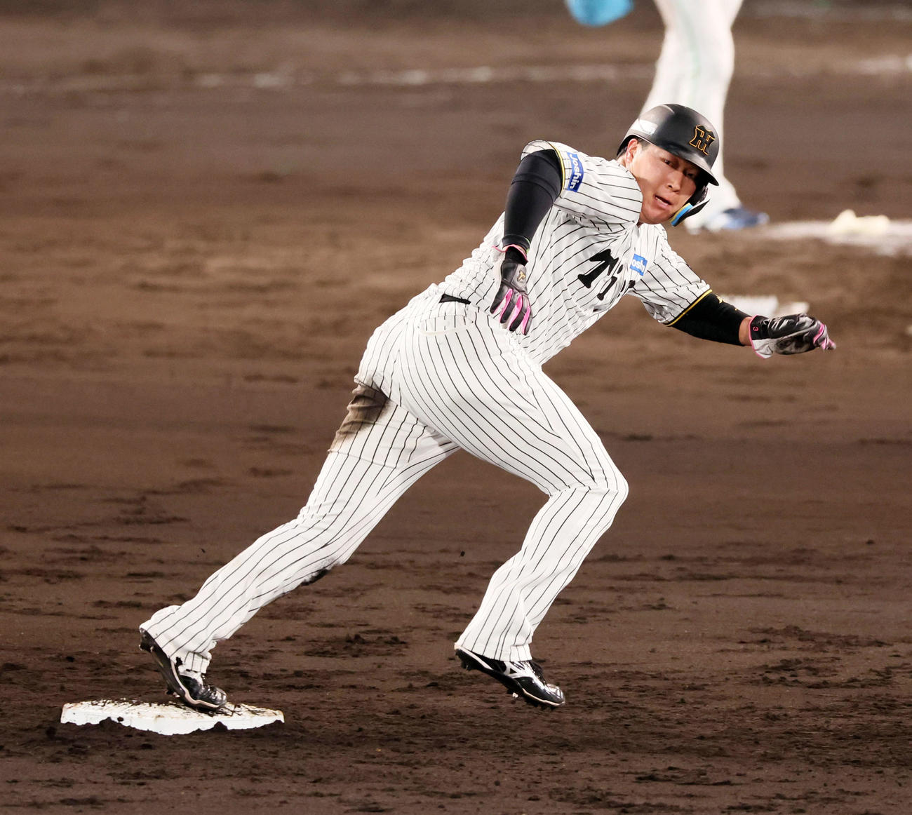 阪神対ヤクルト　3回裏阪神2死一塁、一塁走者大山は二塁盗塁を決め相手エラーの間に三塁へ進む（撮影・加藤哉）