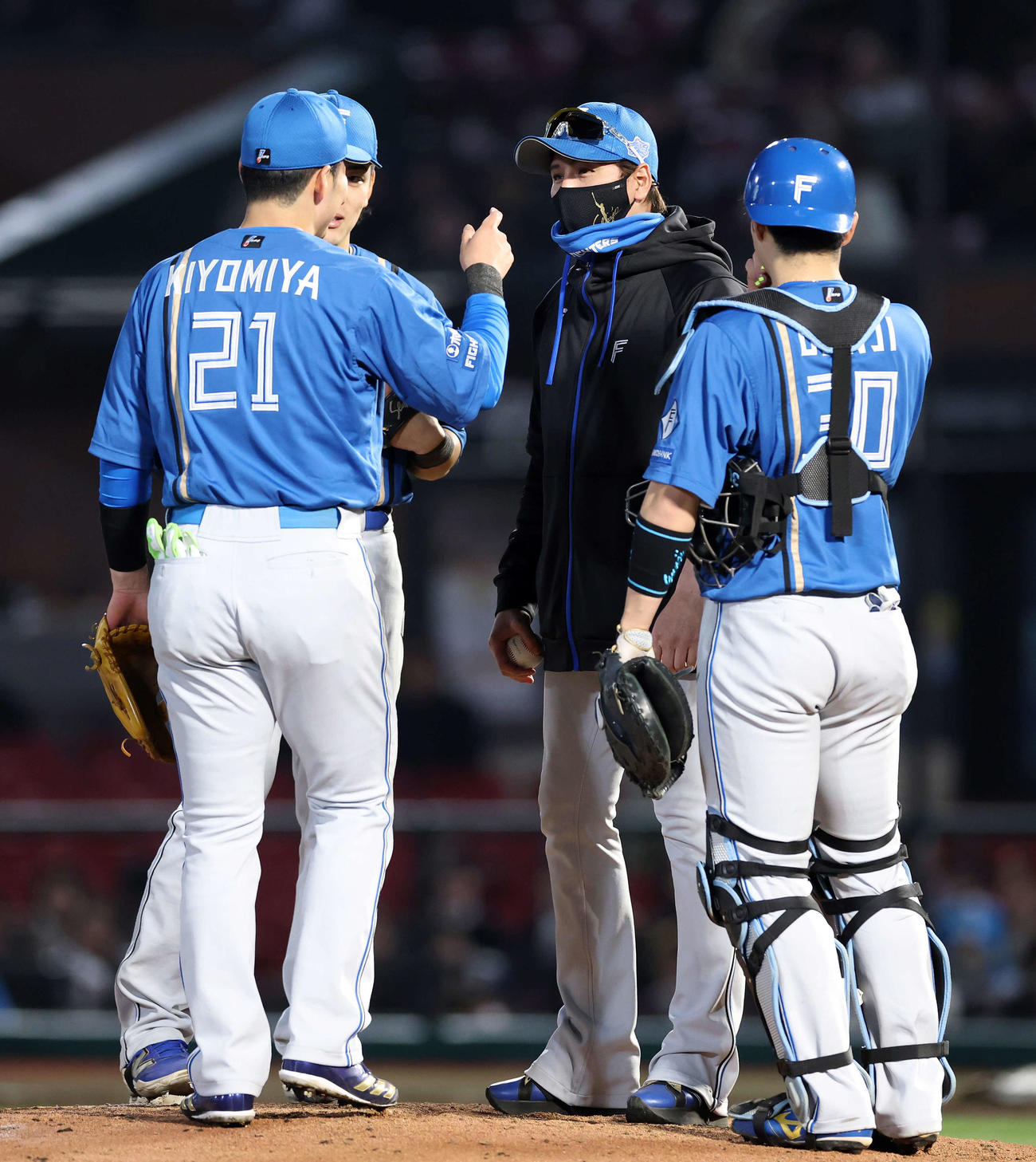 楽天対日本ハム　6回裏、投手交代のためマウンドに向かい日本ハム清宮幸（左）と話す新庄監督（撮影・鈴木正人）　