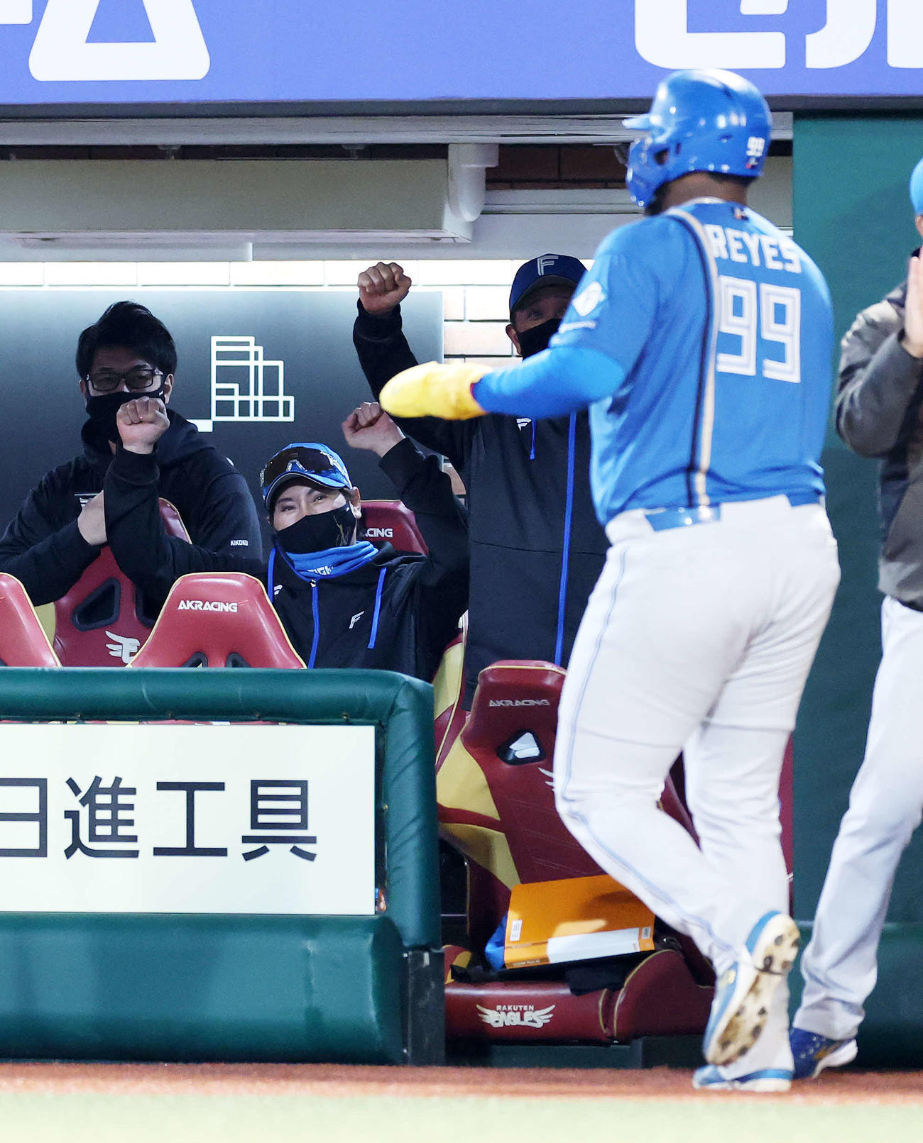 楽天対日本ハム　5回表日本ハム2死一、三塁、清宮幸の右越え適時二塁打でレイエス（右）が生還しベンチで迎える新庄監督（撮影・鈴木正人）　