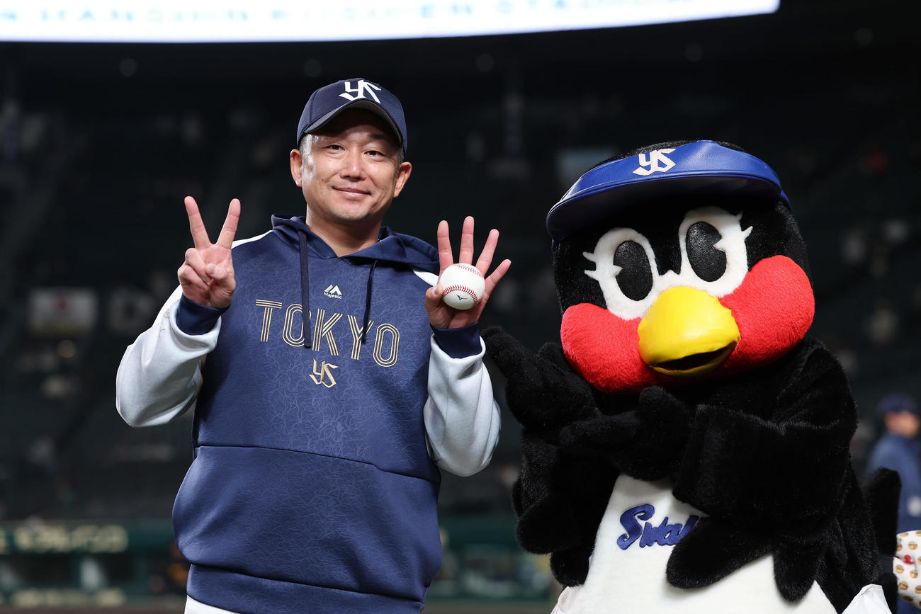 阪神対ヤクルト　阪神に勝利し、24年連続勝利を達成したヤクルト石川（撮影・前田充）