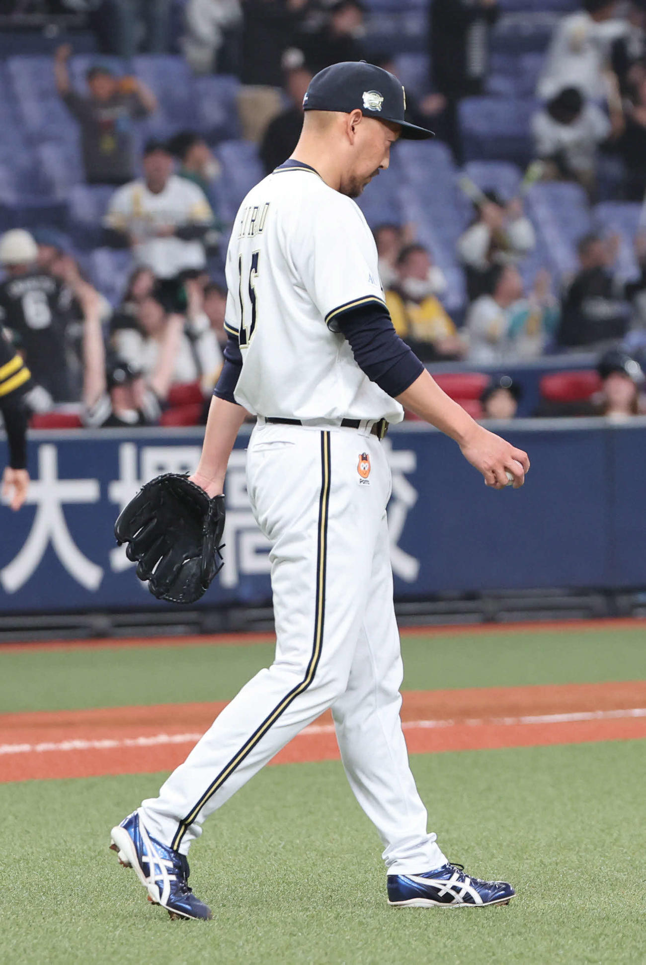 オリックス対ソフトバンク　9回表ソフトバンク1死一、二塁、逆転本塁打を浴びたオリックス平野はうつむく（撮影・西尾就之）