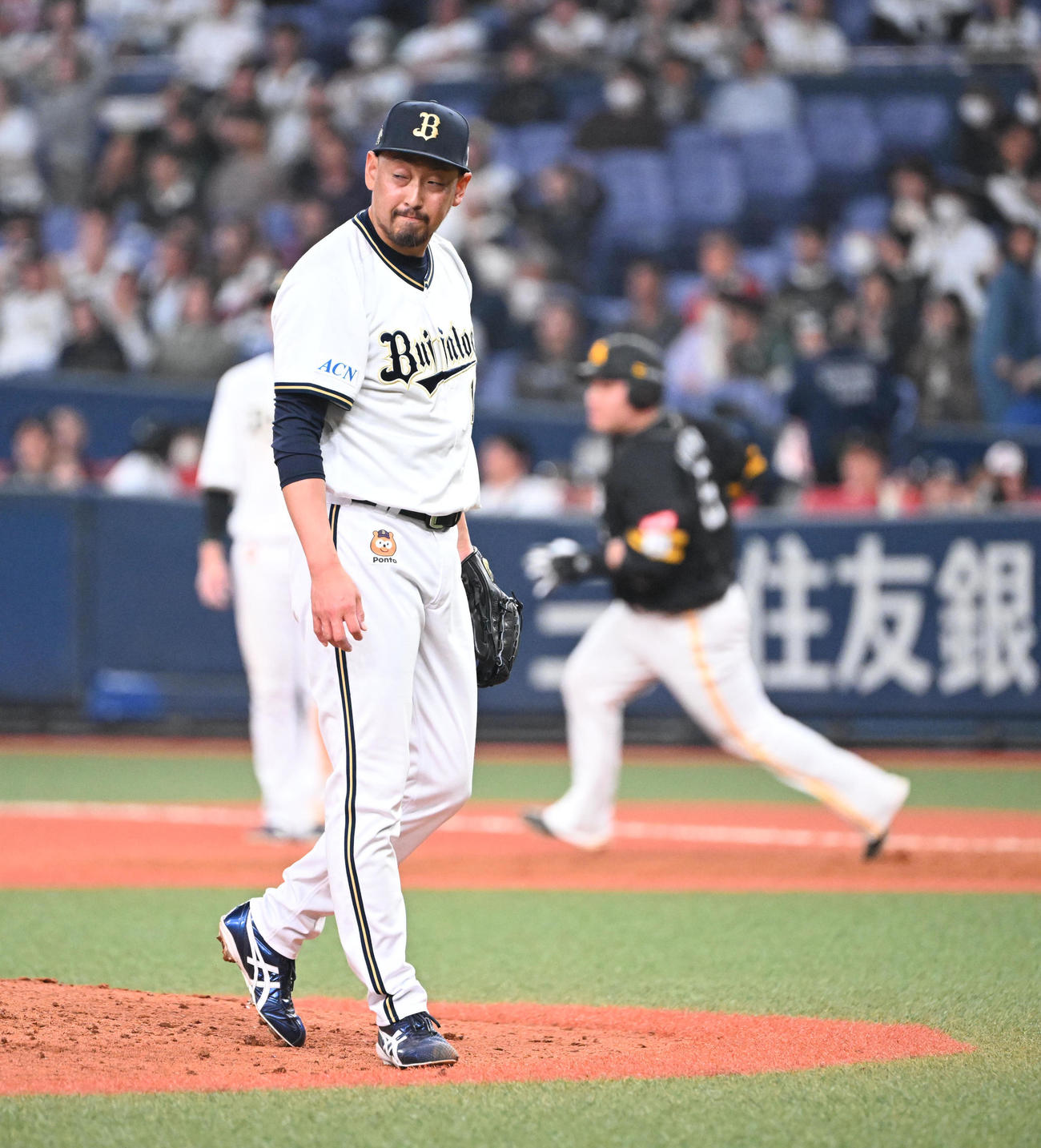 オリックス対ソフトバンク　9回表ソフトバンク1死一、二塁、山川に逆転3点本塁打を浴びうつむく平野（撮影・和賀正仁）