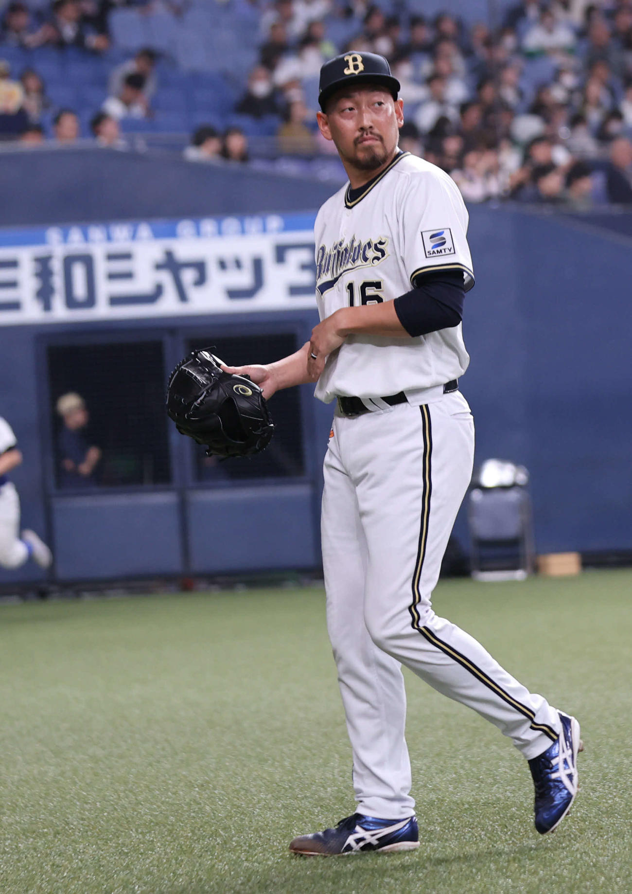 オリックス対ソフトバンク　逃げ切りに失敗したオリックスの平野は交代を告げられベンチに戻る（撮影・西尾就之）