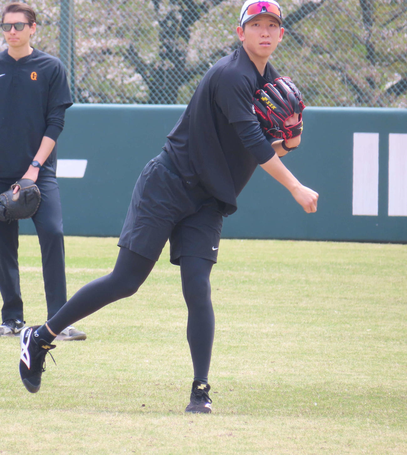 キャッチボールをする巨人戸郷（撮影・水谷京裕）