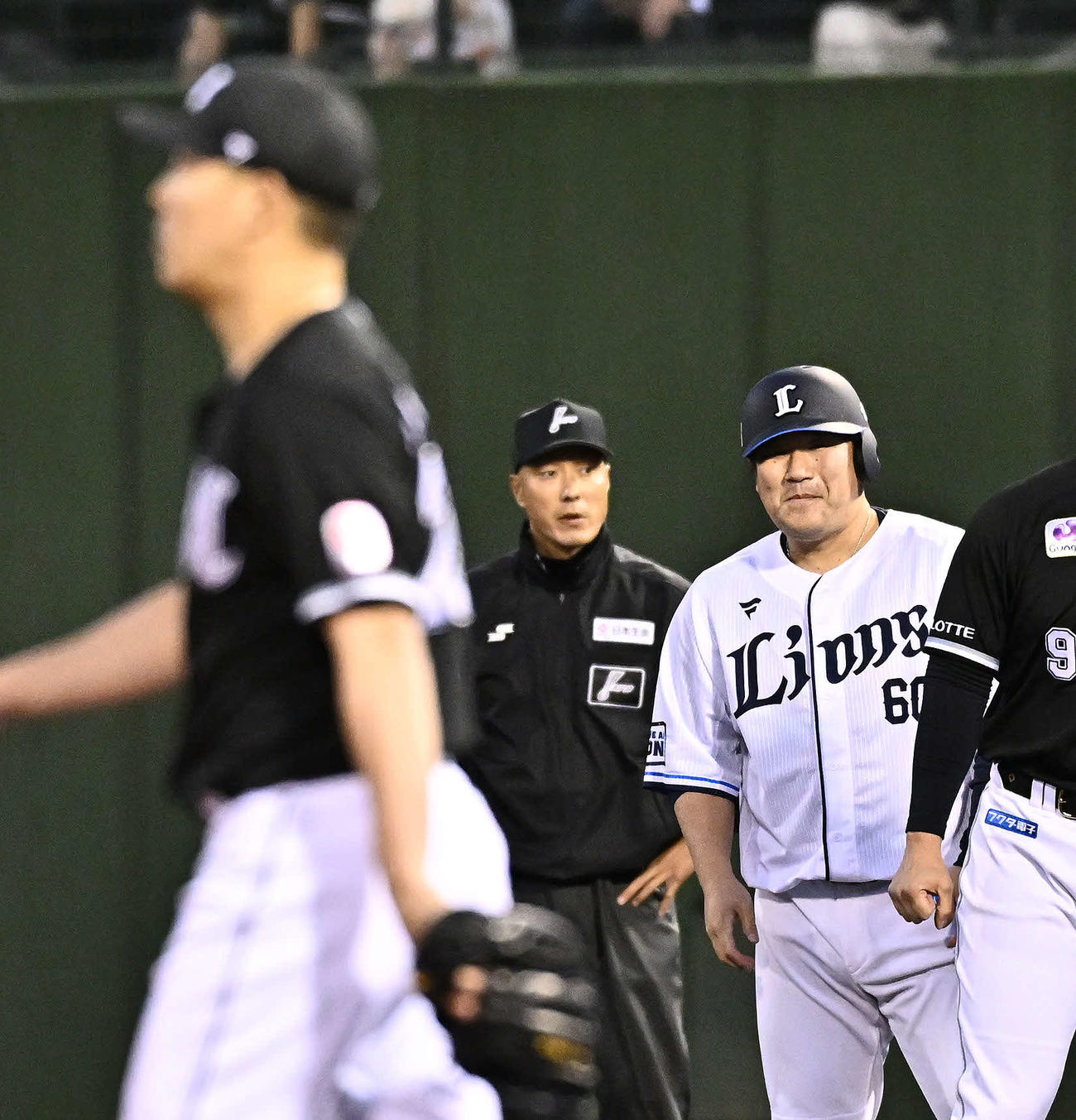 西武対ロッテ　1回裏西武1死二、三塁、先制適時打を放った中村剛（後方右）は笑顔を見せる。手前は西野（2025年4月9日撮影）