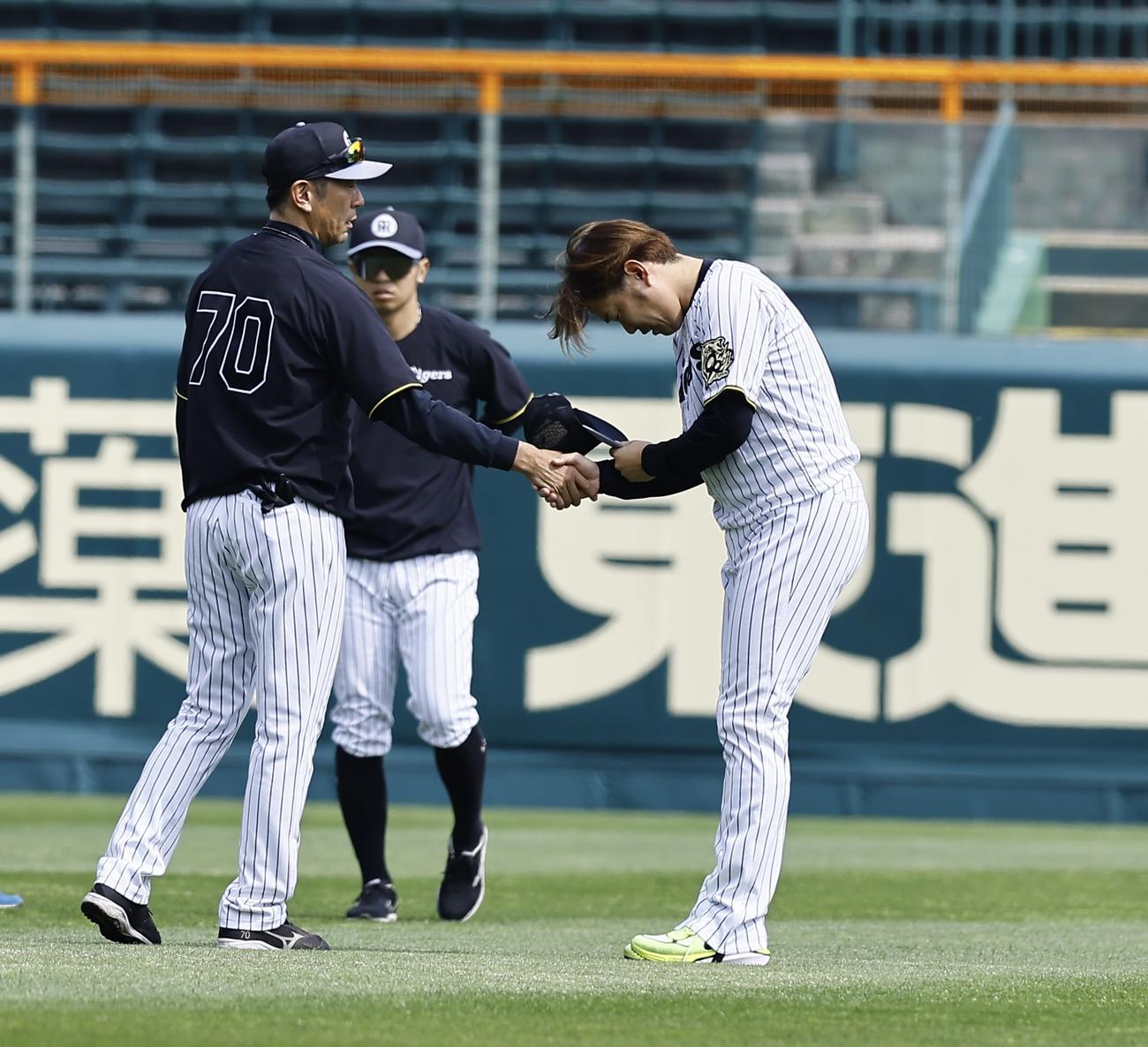 1軍に合流し、田中コーチ（左）と握手を交わす阪神西勇（撮影・藤尾明華）