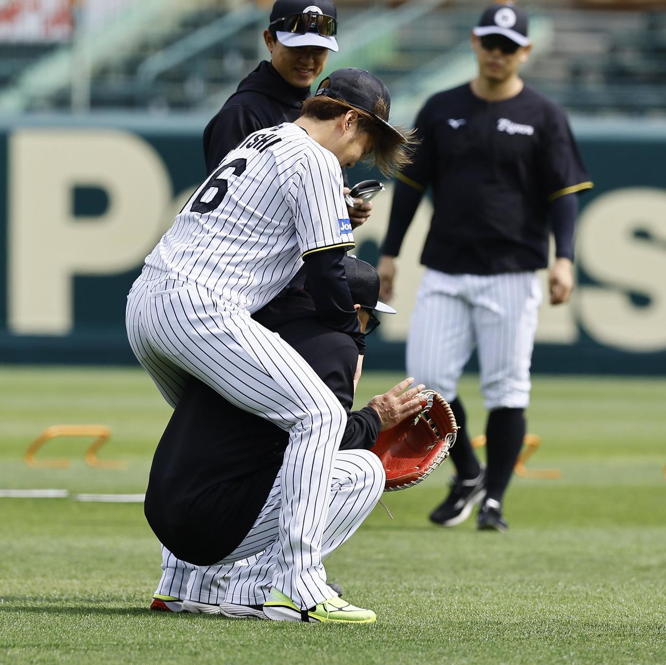 1軍に合流し、小谷野コーチにあいさつする阪神西勇（撮影・藤尾明華）