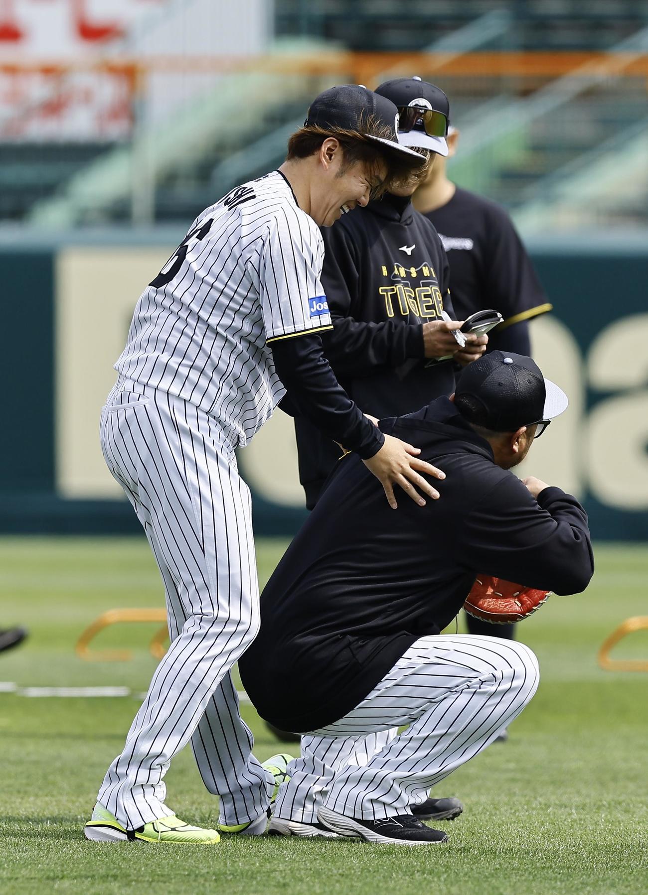 1軍に合流し、小谷野コーチにあいさつする阪神西勇（撮影・藤尾明華）