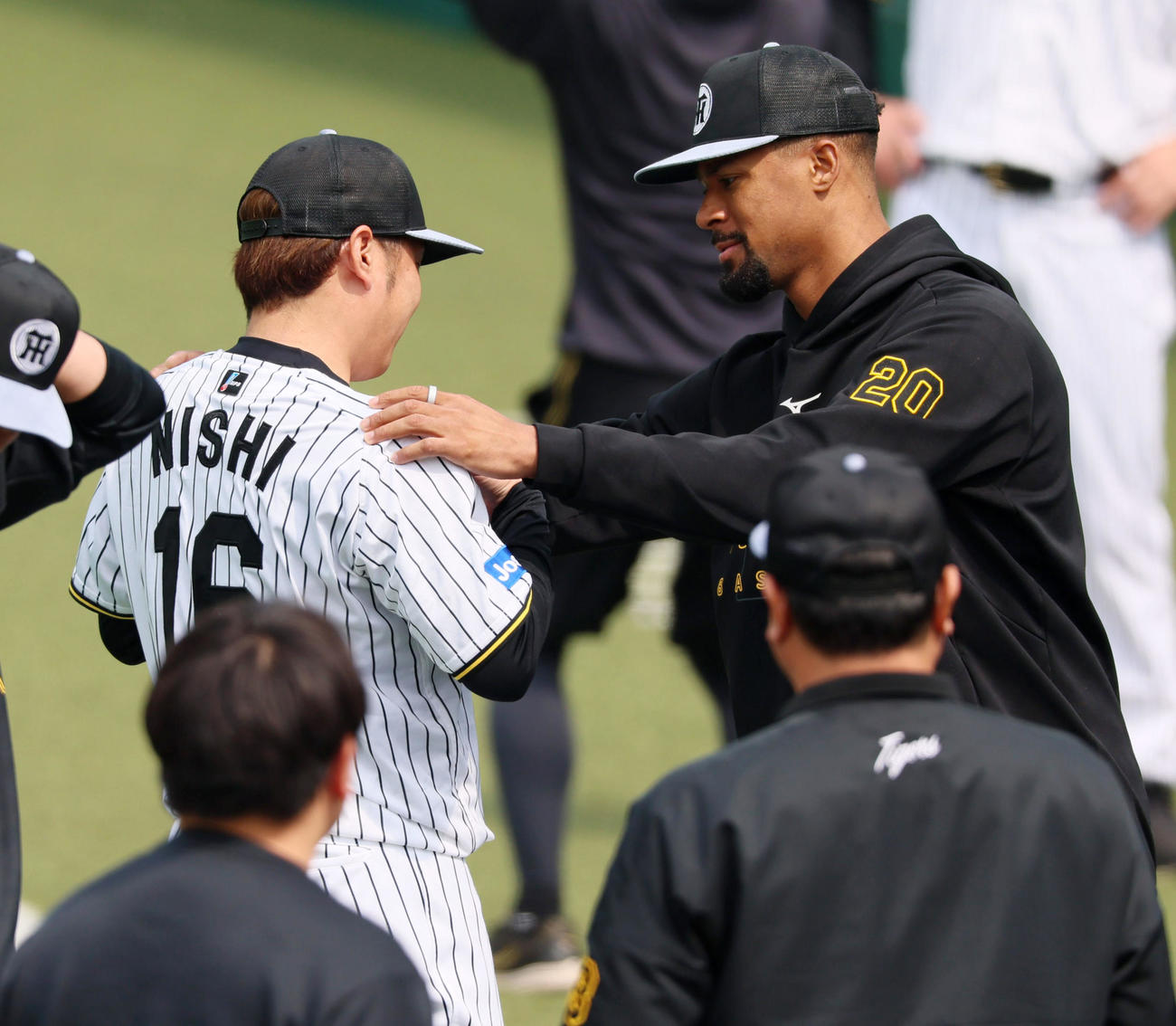阪神対ヤクルト　1軍の練習に合流した西勇（左）に声を掛けるデュプランティエ（撮影・加藤哉）