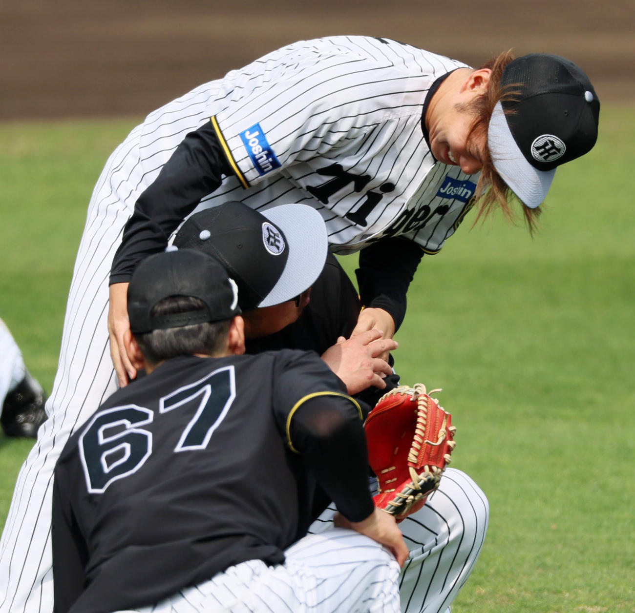 阪神対ヤクルト　1軍の練習に合流した西勇（右）は小谷野コーチにあいさつする（撮影・加藤哉）