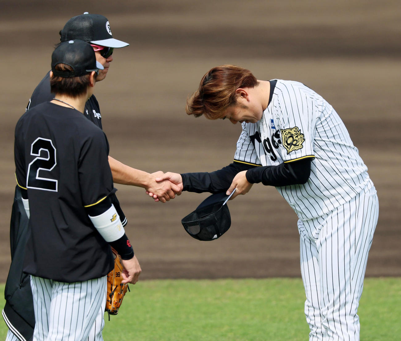 阪神対ヤクルト　1軍の練習に合流した西勇（右）は野村コーチにあいさつする（撮影・加藤哉）