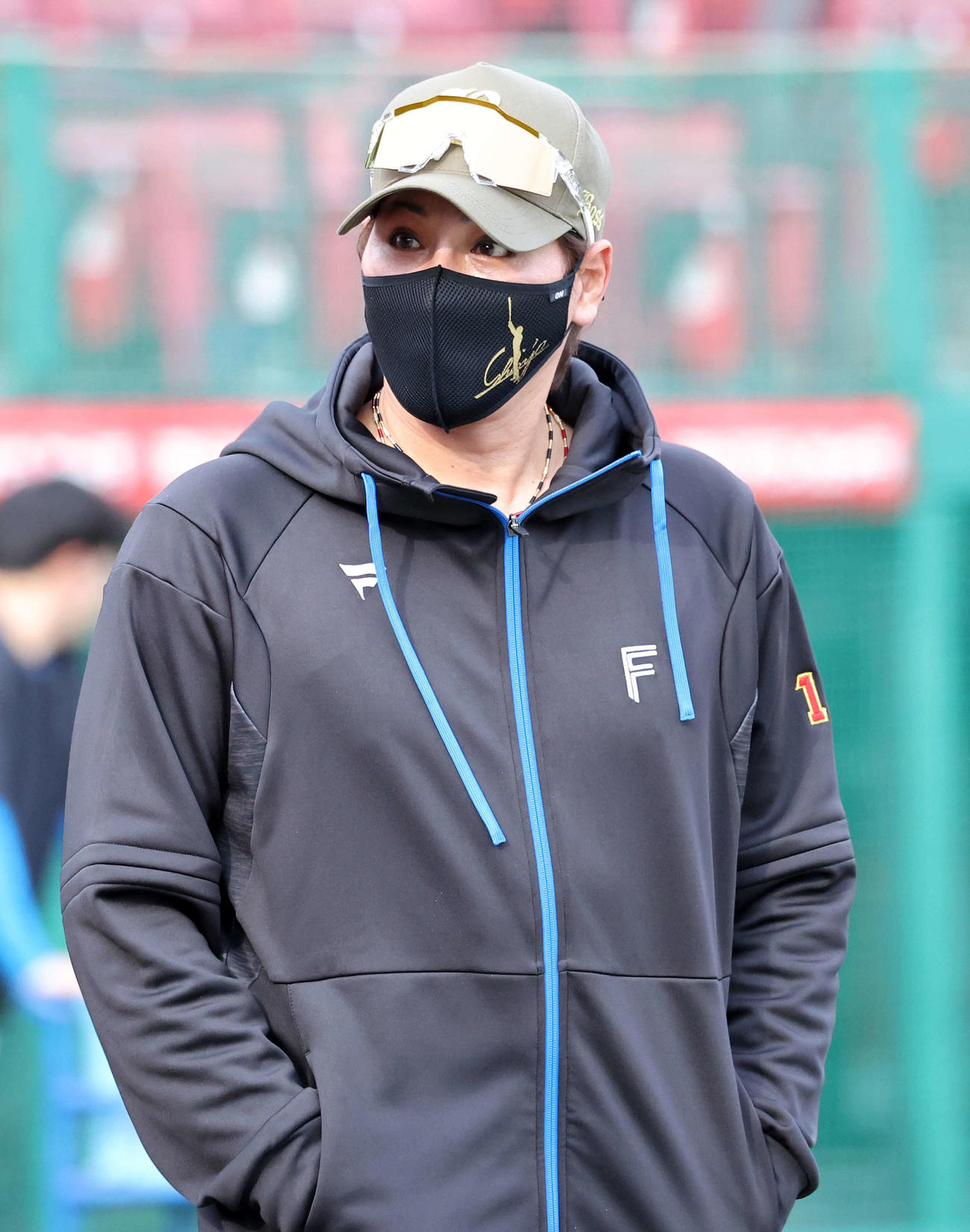 楽天対日本ハム　練習を見つめる日本ハム新庄監督（撮影・鈴木正人）　