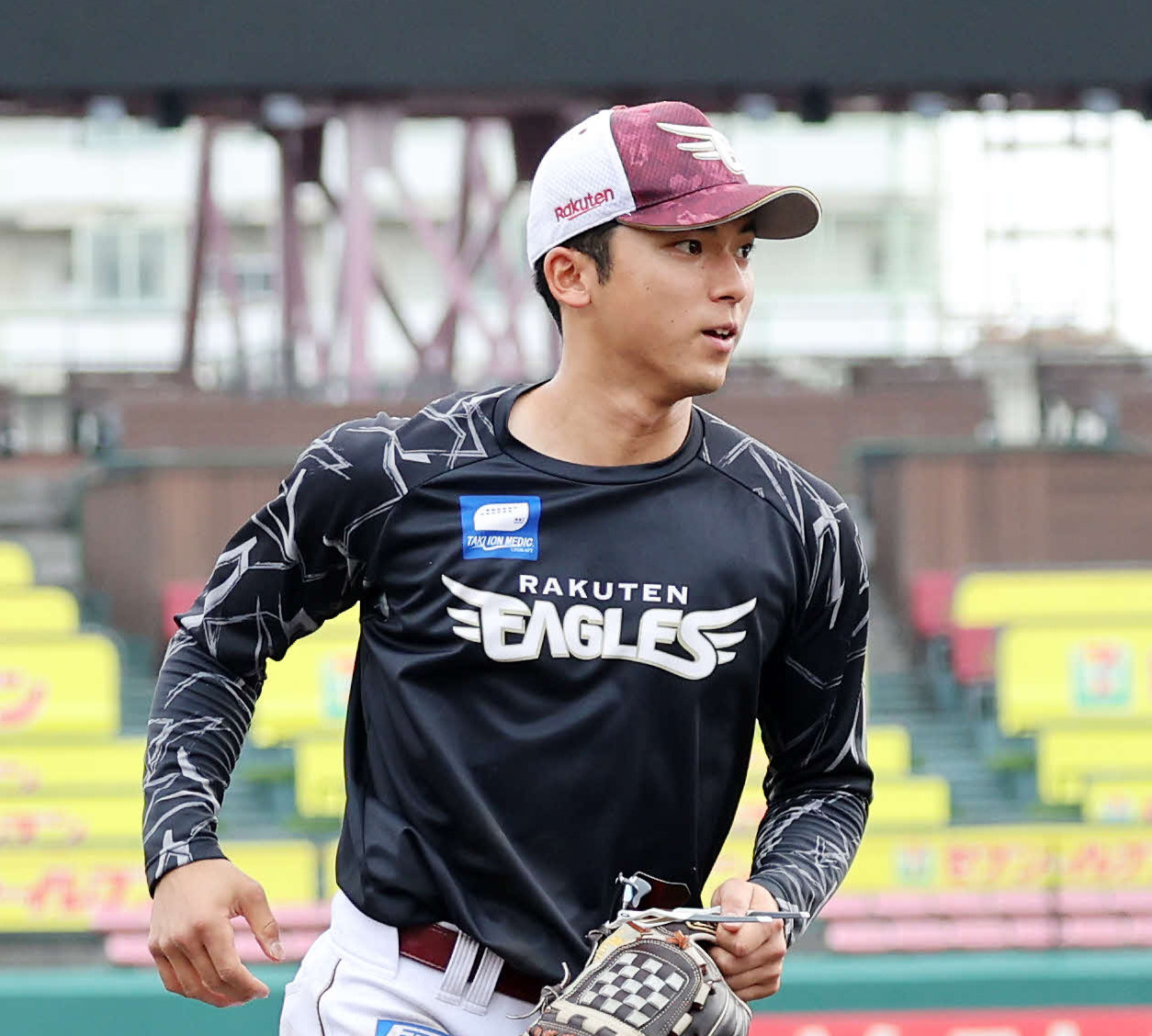 楽天対日本ハム　練習を終え引き揚げる楽天宗山（撮影・鈴木正人）　