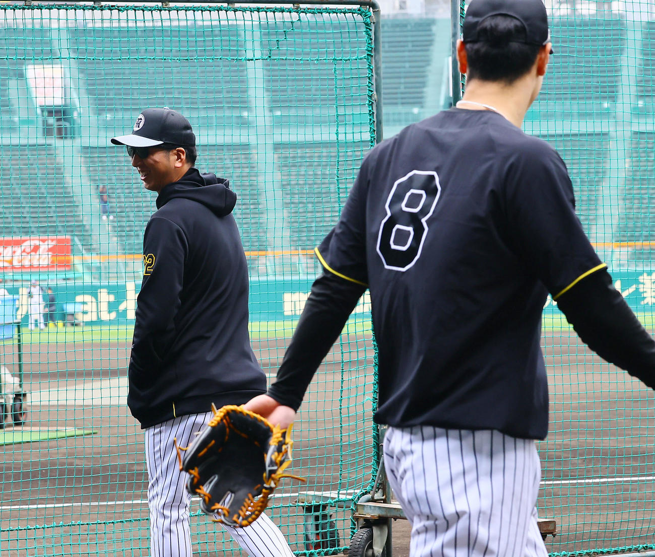 阪神対ヤクルト　試合前練習に合流した佐藤輝（右）と言葉を交わす阪神藤川監督（撮影・藤尾明華）