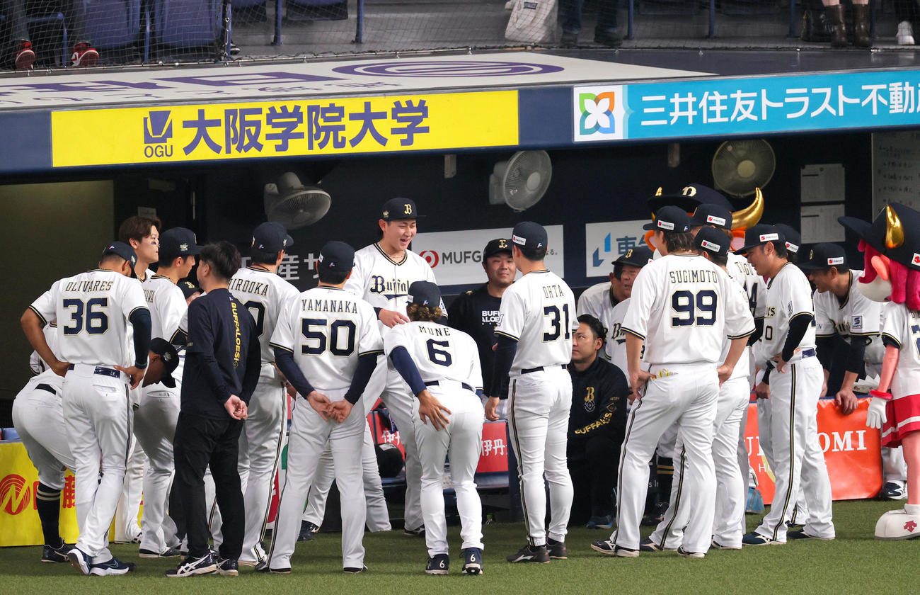 オリックス対ソフトバンク　試合前、円陣で声出しするオリックス紅林（撮影・上山淳一）
