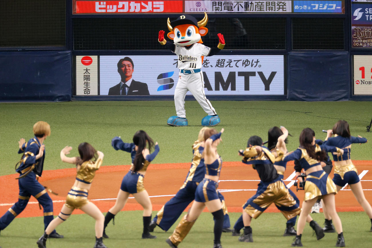 オリックス対ソフトバンク　BsGravityと一緒に踊るバファローブル（撮影・上山淳一）