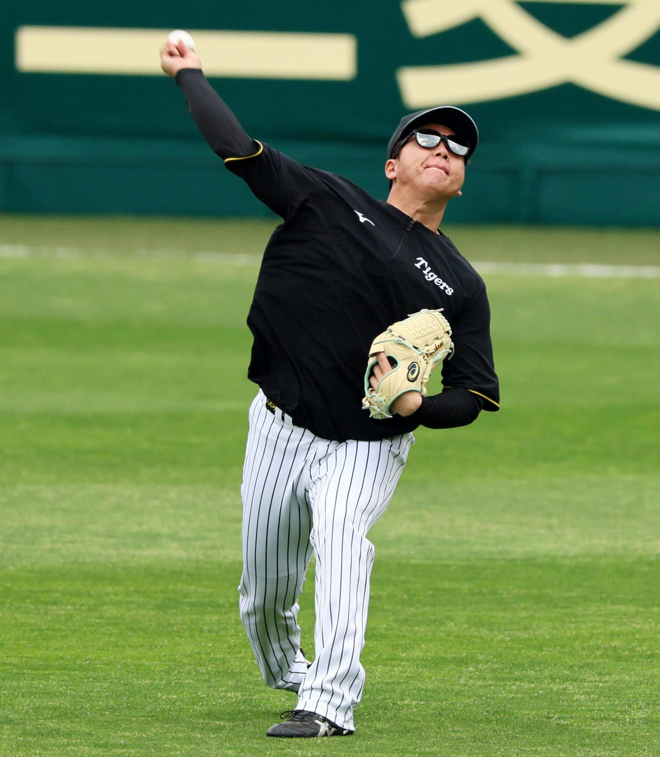 阪神対ヤクルト　練習でキャッチボールする村上（撮影・加藤哉）