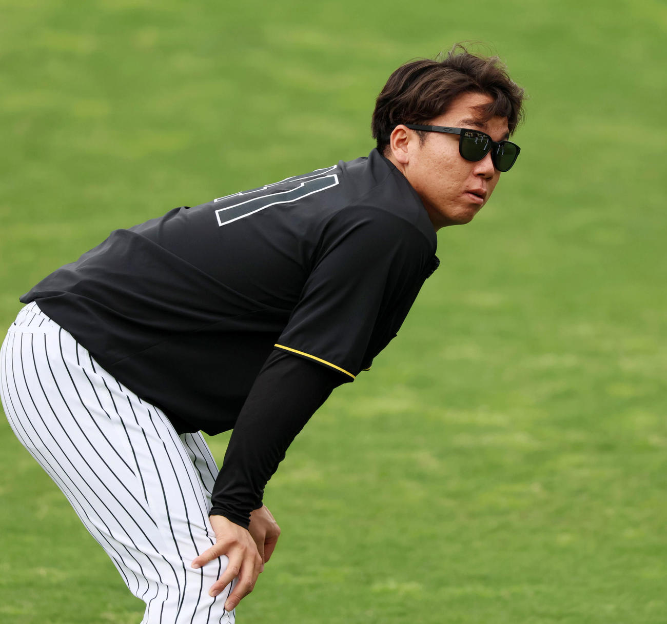 阪神対ヤクルト　外野をランニングする村上（撮影・加藤哉）