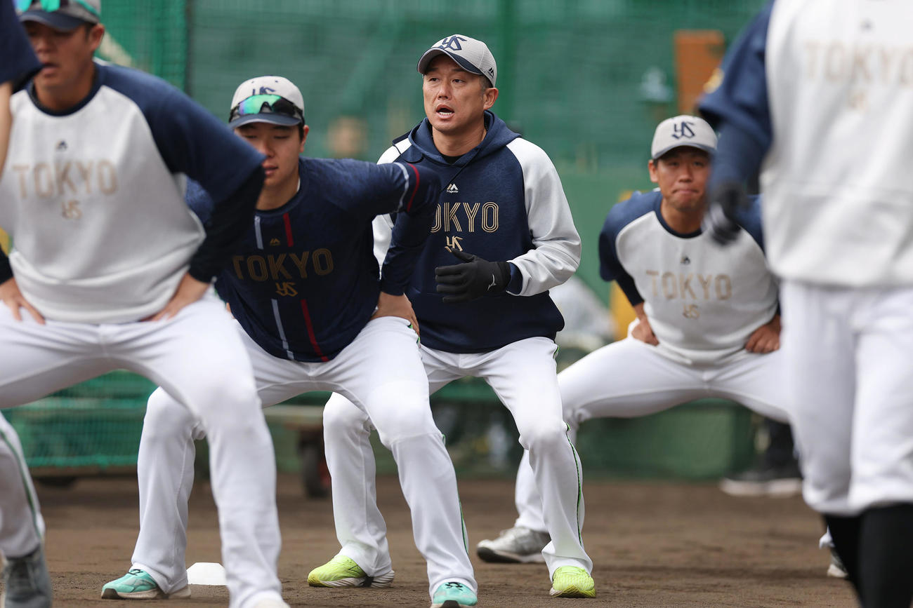 阪神対ヤクルト　試合前練習で体を動かすヤクルト石川（中央）（撮影・前田充）