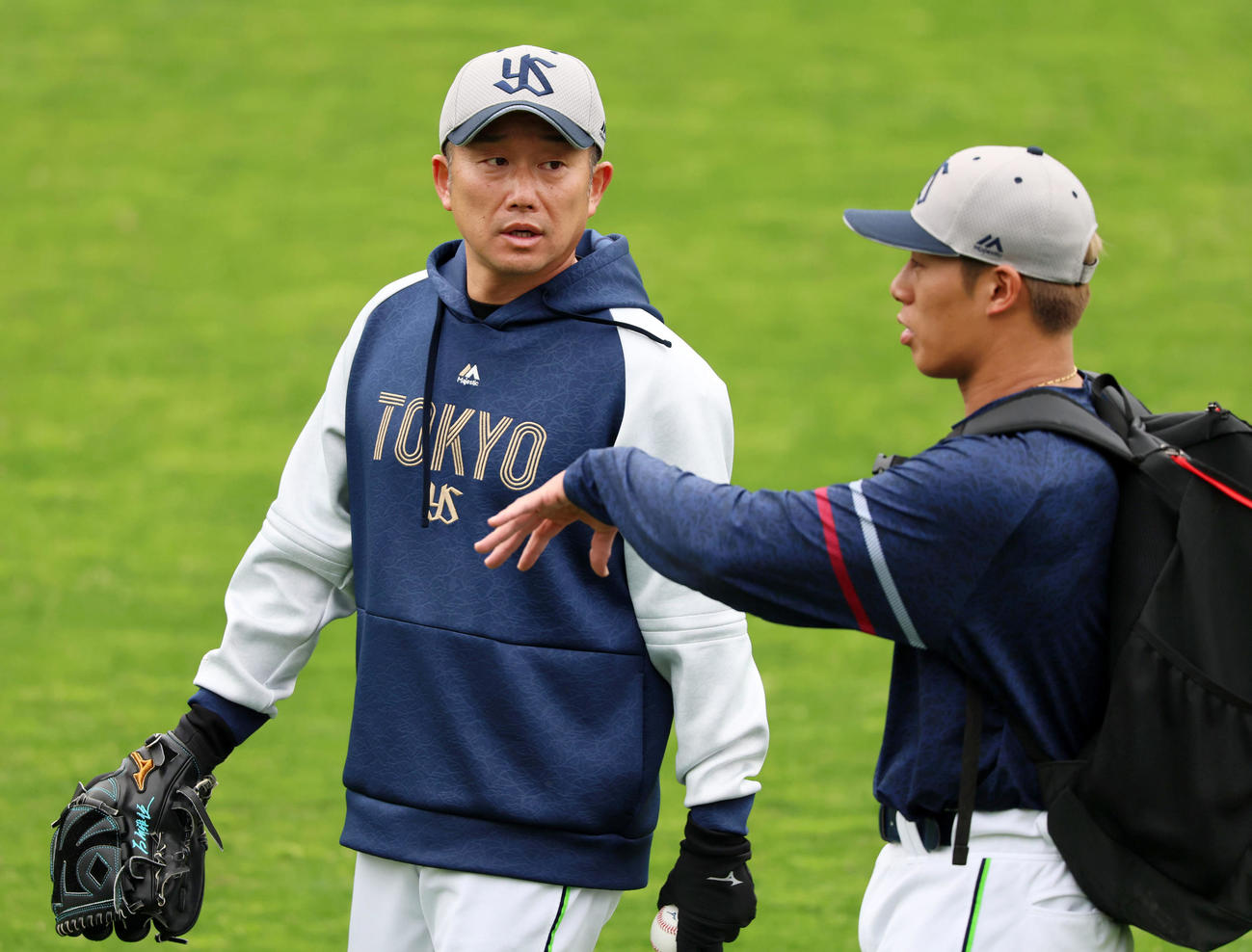 阪神対ヤクルト　山野（右）と話しながら外野へ向かう石川（撮影・加藤哉）