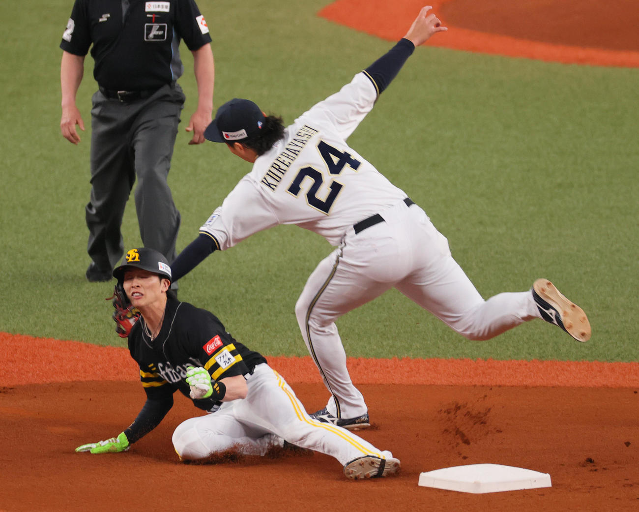 オリックス対ソフトバンク1回表ソフトバンク無死一塁、一走周東は二盗を決める、右は遊撃手紅林（撮影・上山淳一）