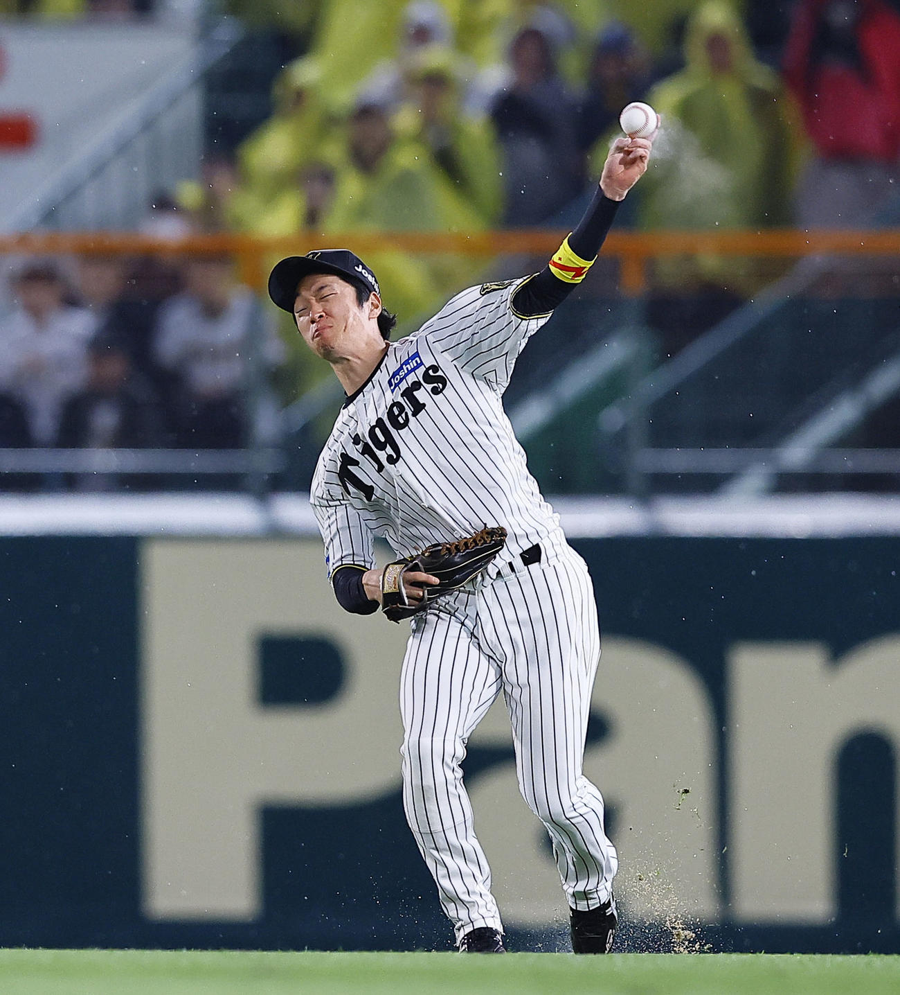 阪神対ヤクルト　2回表ヤクルト無死一塁、山田の中飛で一塁へ送球する近本（撮影・藤尾明華）