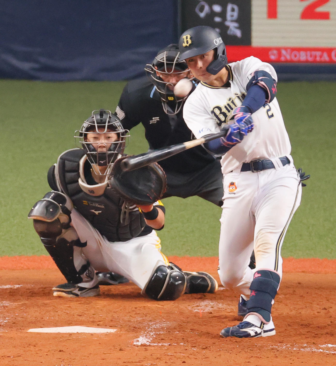 オリックス対ソフトバンク　5回裏オリックス無死、若月は左越え本塁打を放つ（撮影・上山淳一）