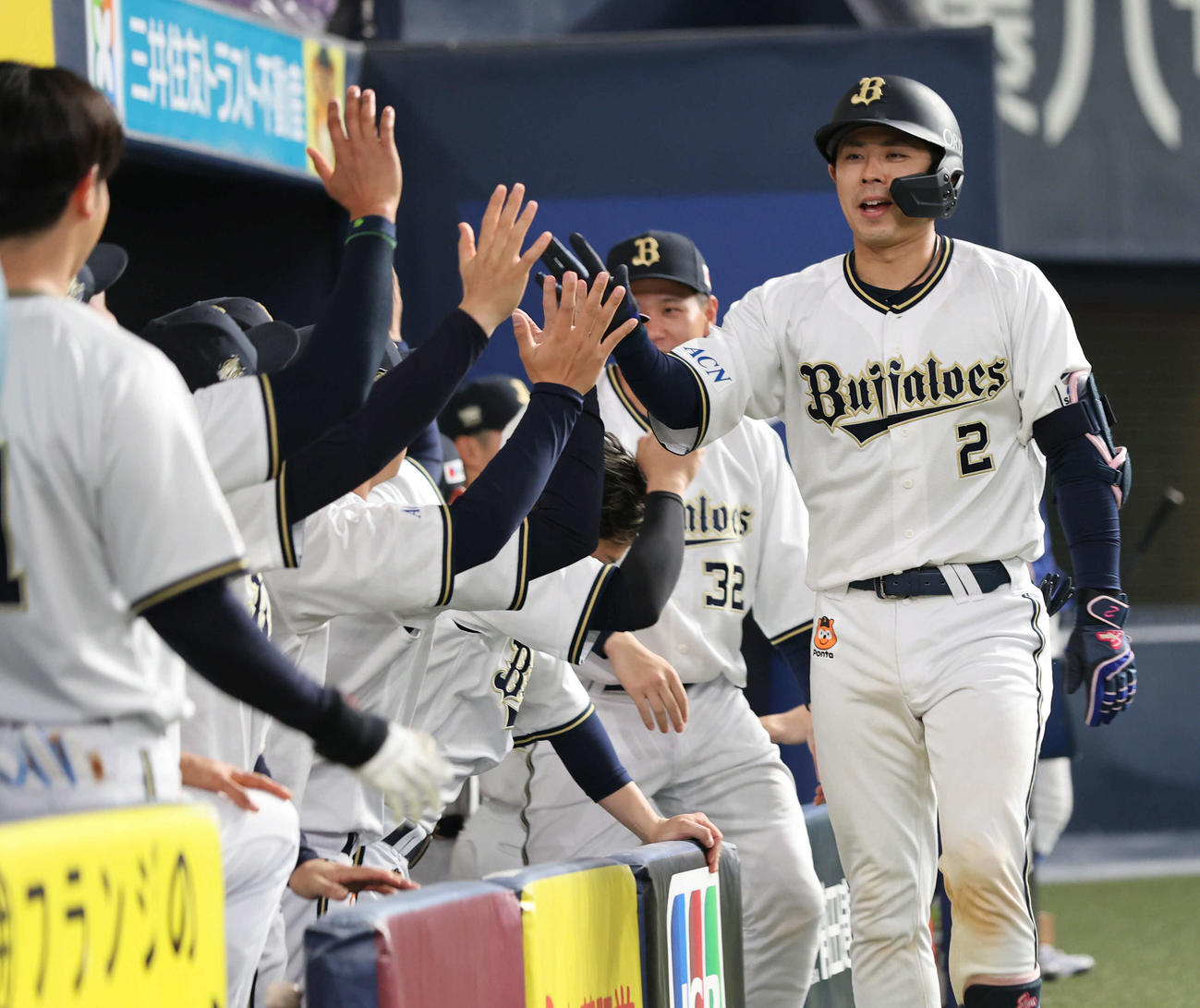 オリックス対ソフトバンク　5回裏オリックス無死、若月は左越えに本塁打を放ち、ベンチ前でナインとタッチをかわす（撮影・西尾就之）