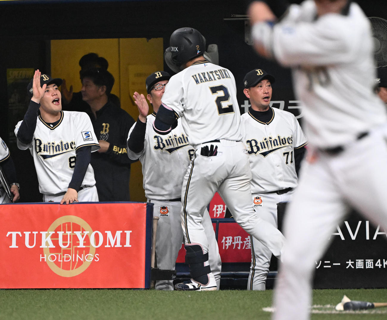 オリックス対ソフトバンク　5回裏オリックス無死、左越え本塁打を放った若月を迎える岸田監督（撮影・和賀正仁）