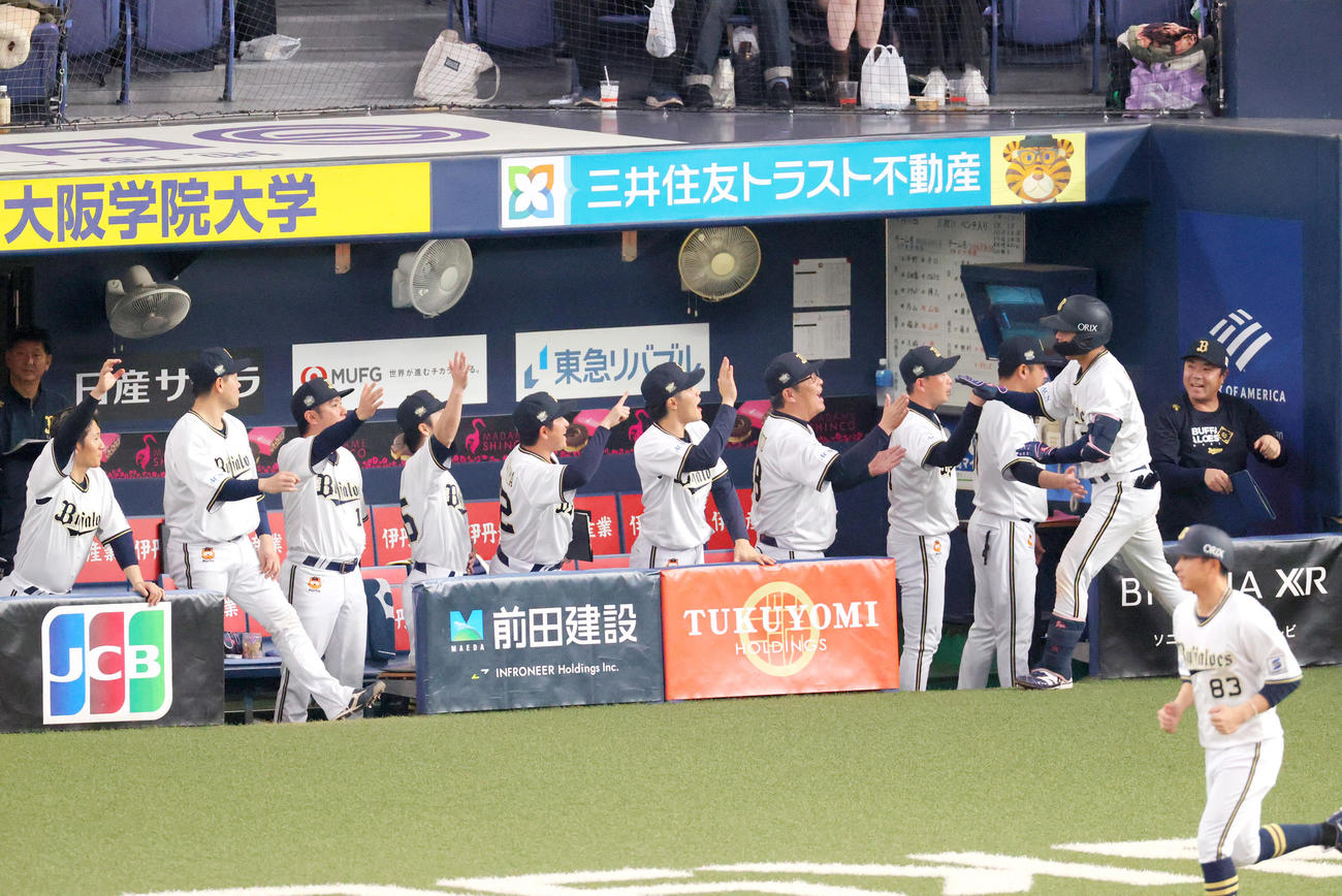 オリックス対ソフトバンク　5回裏オリックス無死、若月（手前）は左越え本塁打を放ち祝福を受ける（撮影・上山淳一）