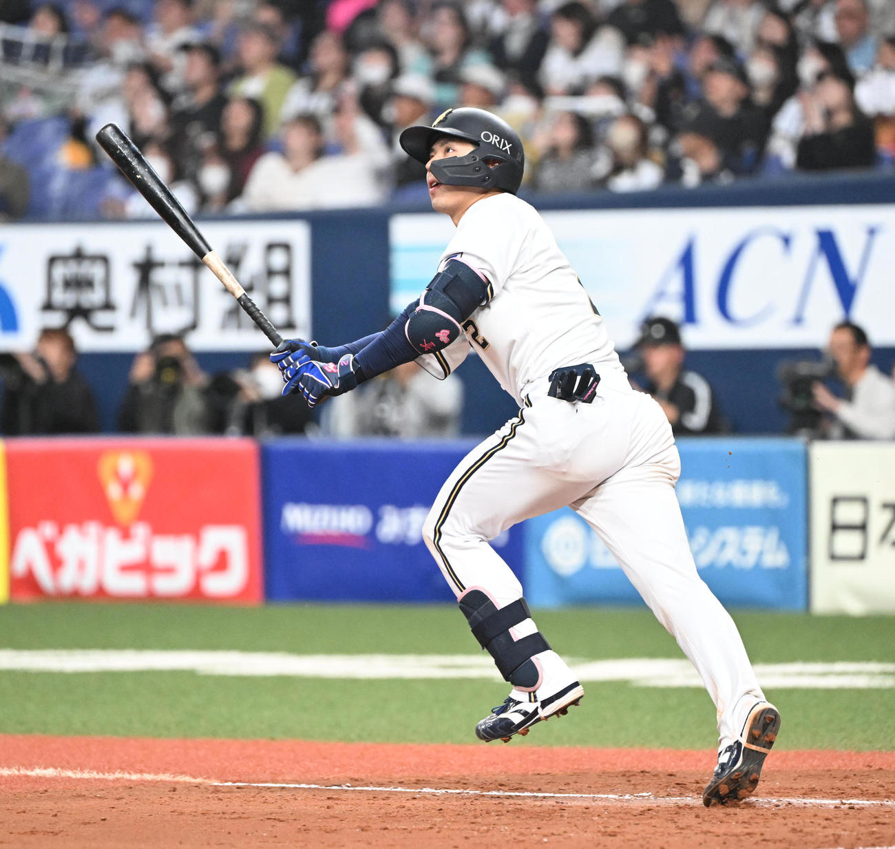 オリックス対ソフトバンク　5回裏オリックス無死、左越え本塁打を放つ若月（撮影・和賀正仁）