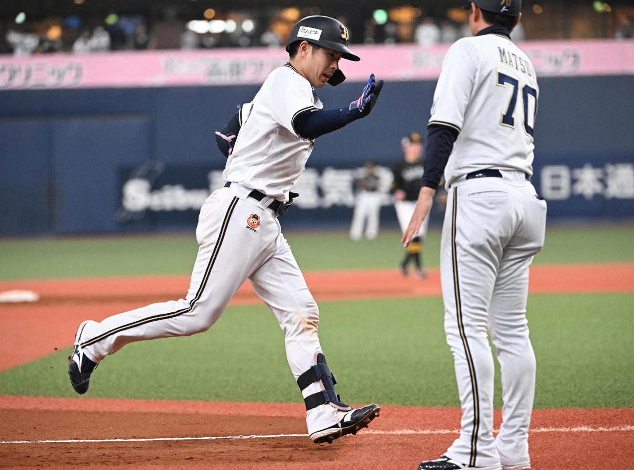 オリックス対ソフトバンク　5回裏オリックス無死、左越え本塁打を放ち三塁を回る若月（撮影・和賀正仁）