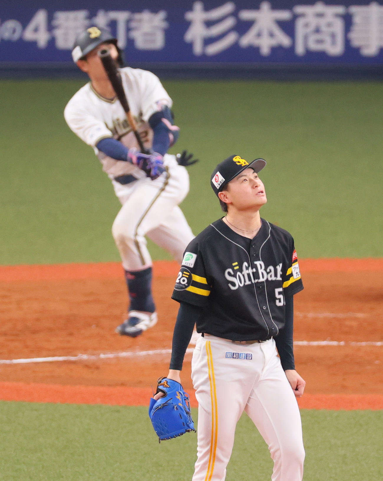 オリックス対ソフトバンク　5回裏オリックス無死、前田純（手前）は若月に左越え本塁打を被弾する（撮影・上山淳一）