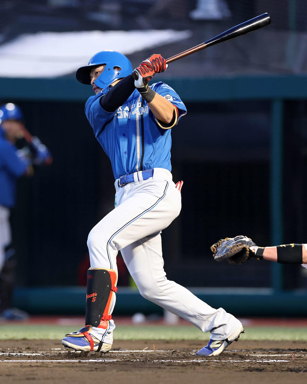 楽天対日本ハム　1回表日本ハム1死一、三塁、野村は左越え適時二塁打を放つ（撮影・鈴木正人）　