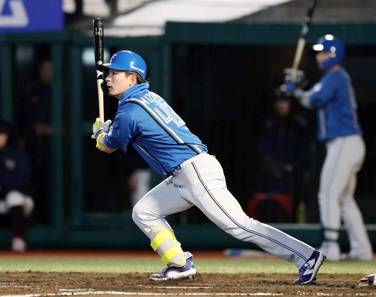 楽天対日本ハム　2回表日本ハム1死一塁、水野は中前打を放つ（撮影・鈴木正人）　