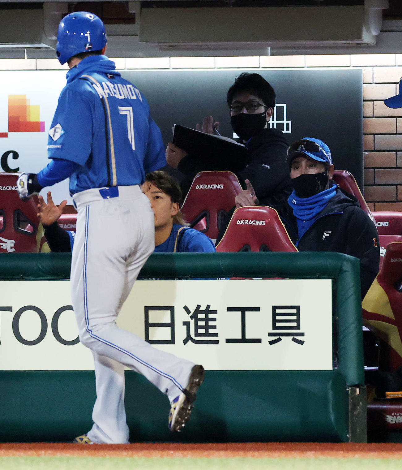 楽天対日本ハム　2回表日本ハム1死満塁、レイエスの右前適時打で松本剛（左）が生還しベンチで迎える新庄監督（撮影・鈴木正人）　
