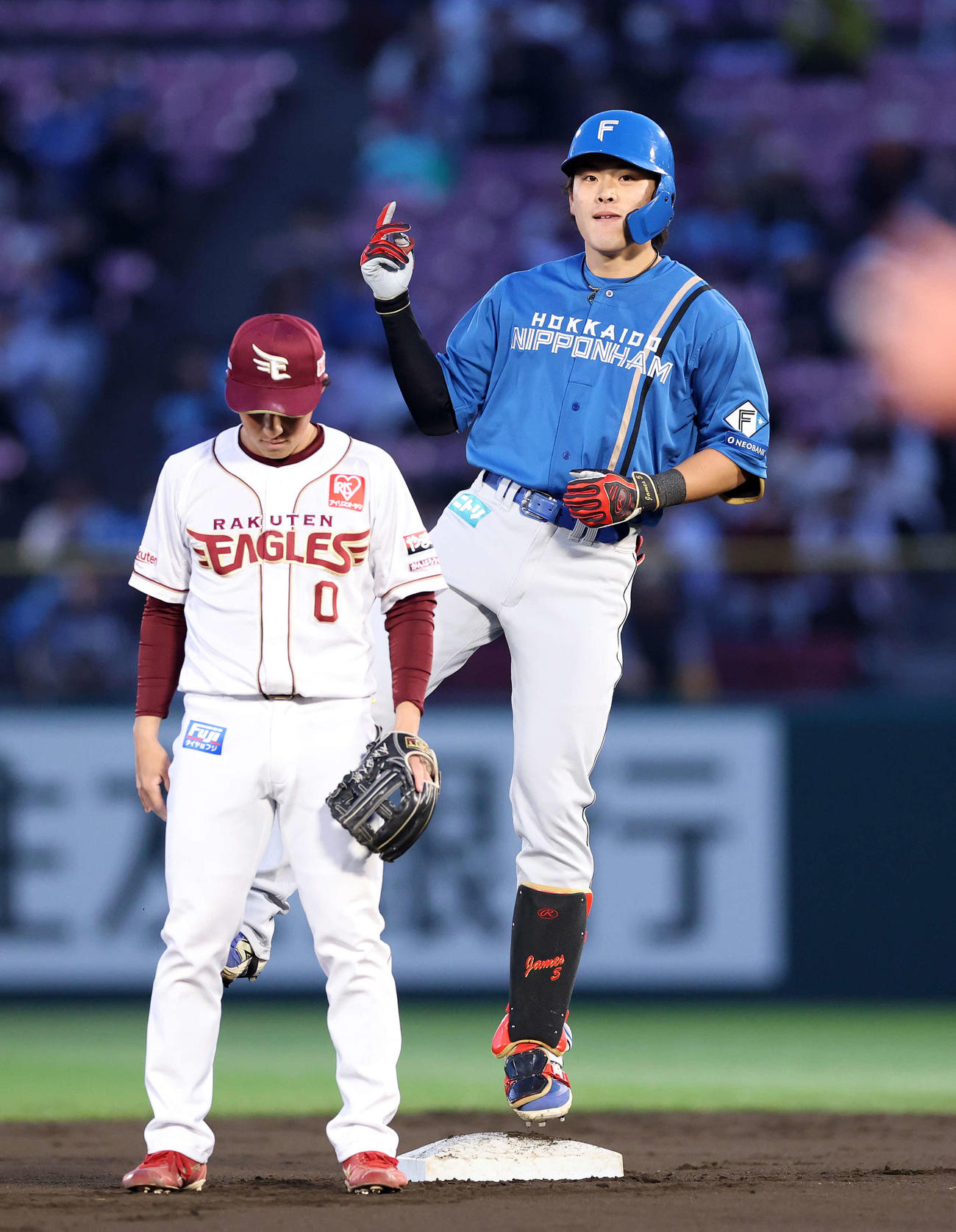 楽天対日本ハム　1回表日本ハム1死一、三塁、野村は左越え適時二塁打を放ちポーズを決める（撮影・鈴木正人）　