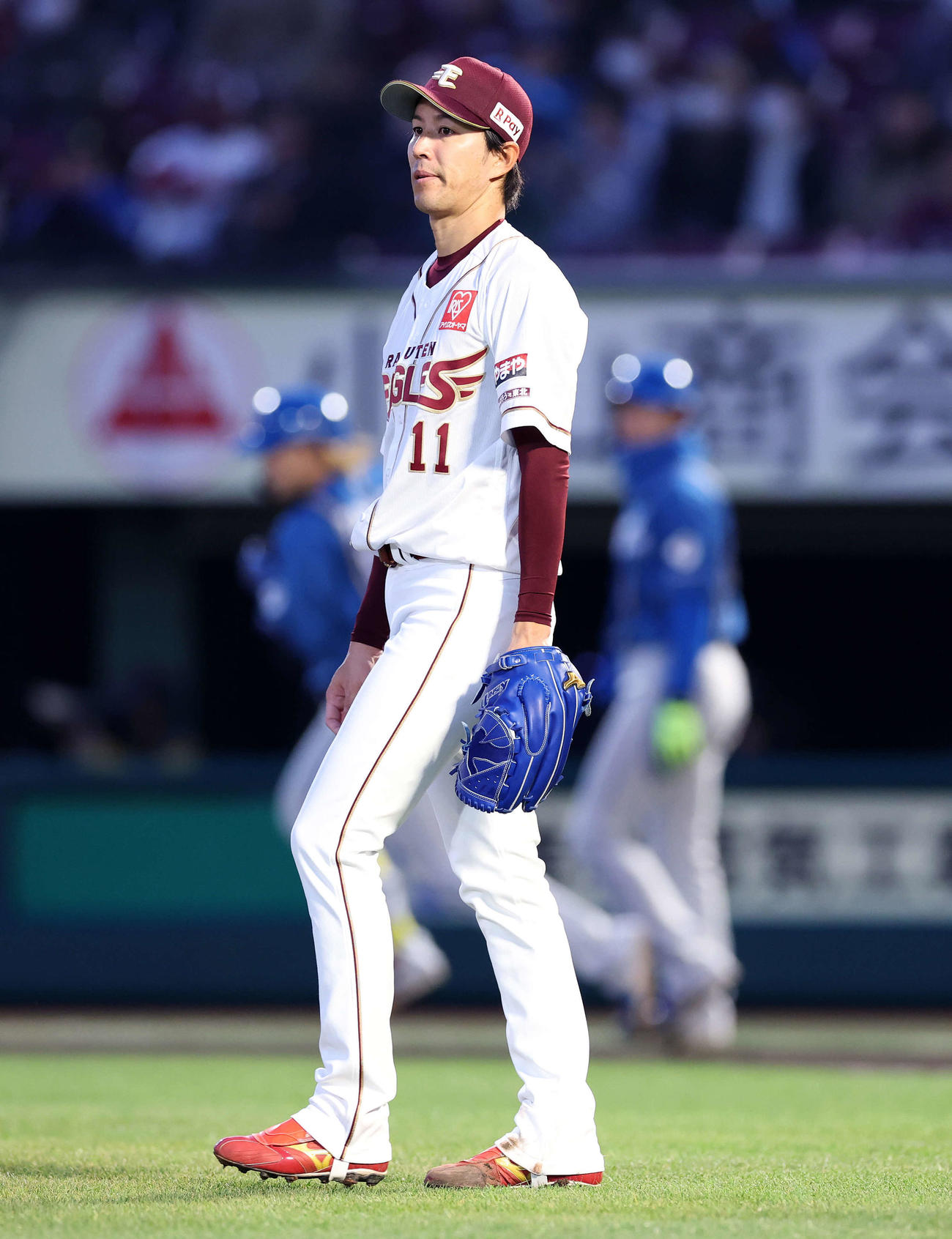 楽天対日本ハム　1回表日本ハム1死二、三塁、田宮に左前適時打を放たれた楽天岸（撮影・鈴木正人）　