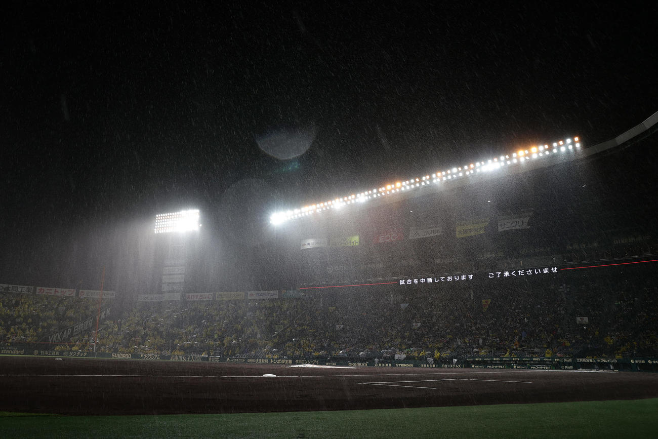 阪神対ヤクルト　3回表ヤクルト2死、雨が強まり試合が中断となった甲子園球場（撮影・前田充）